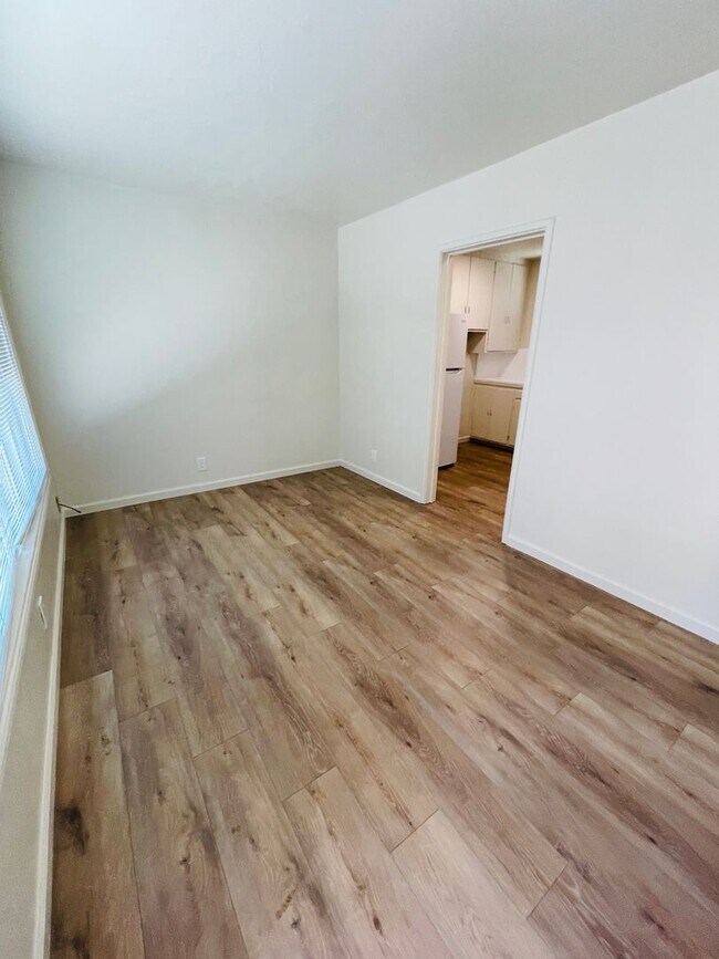 Building Photo - 2 Bedroom unit with parking