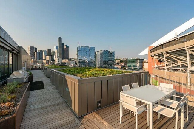 Building Photo - 590 1st Ave S