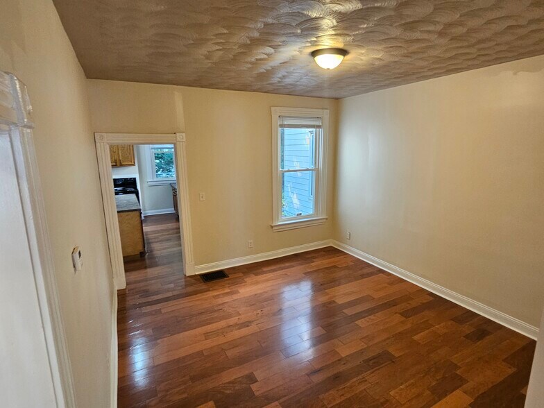 Building Photo - 249 Earnshaw Ave