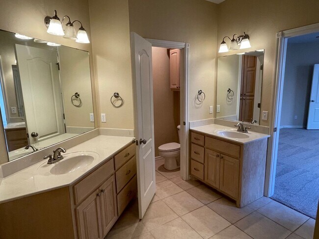 Building Photo - 3 Bed, 2 Bath in Surrey Hills of Yukon