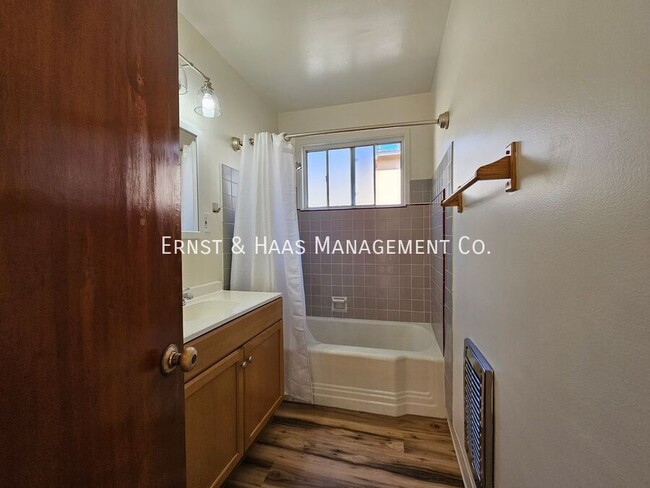 Building Photo - Your New Cozy Home Awaits in the Heart of ...