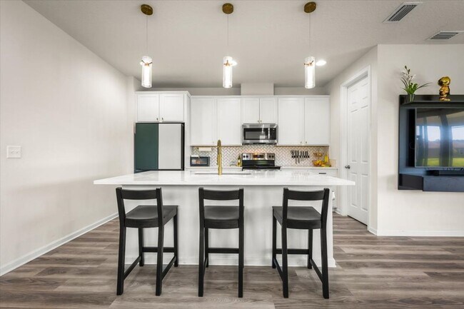 Building Photo - 4 Bedrooms | 2 Bathrooms | Screened Patio ...