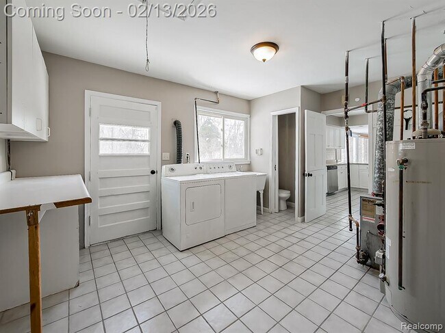 Building Photo - 25330 Brookview St