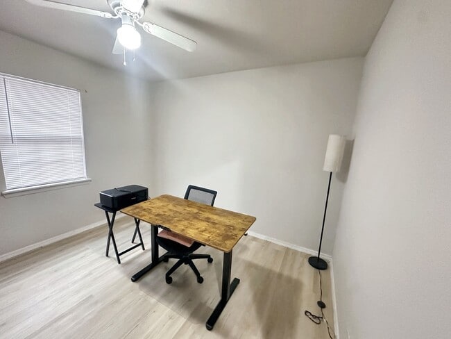 Building Photo - 2409 Stonegate St