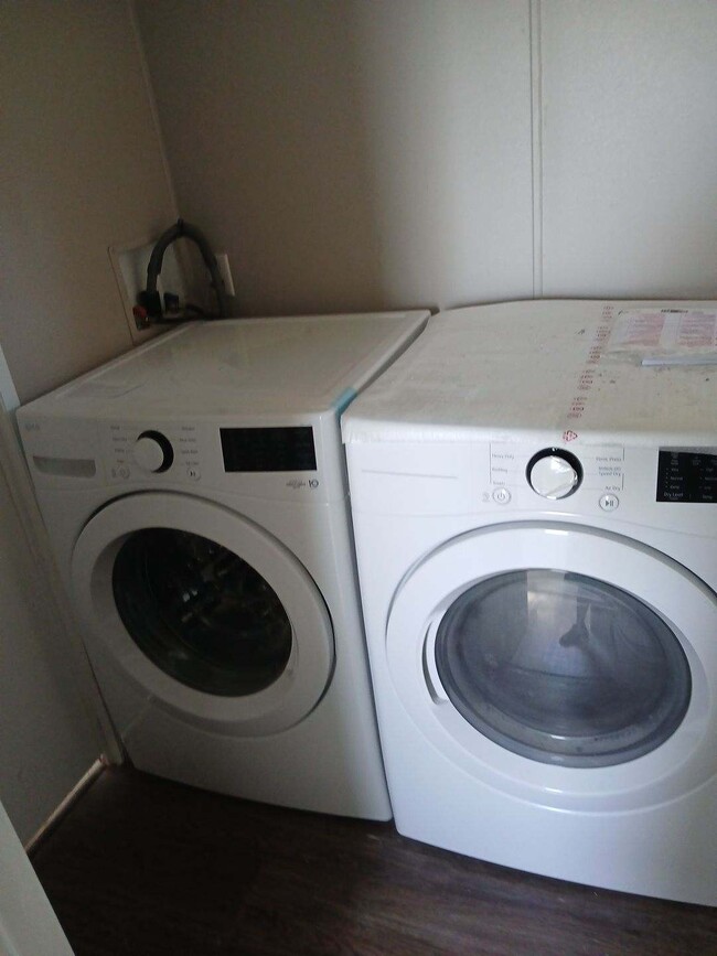 Building Photo - 167 Mae St