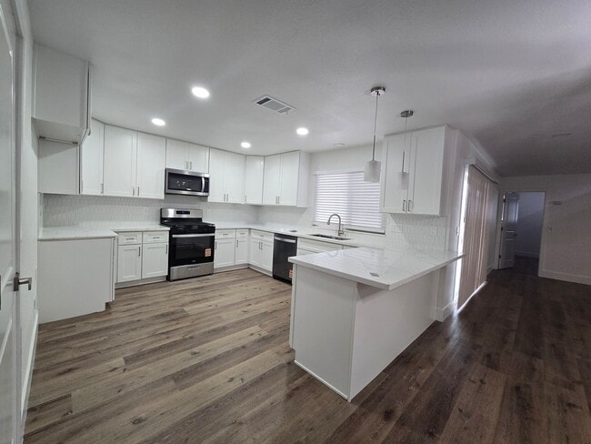 Building Photo - 3 Br 2 BA with extra room in back available now