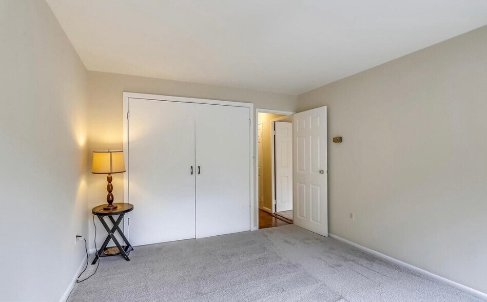 Building Photo - 4720 Chevy Chase Dr