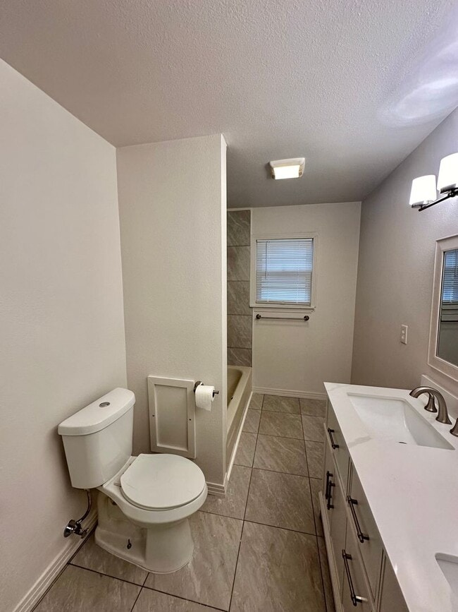 Building Photo - Cozy Three Bedroom, Centrally Located!