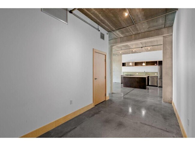 Building Photo - 345 N 6th Ave