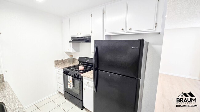 Building Photo - 2 BEDROOM  IN NOHO ARTS