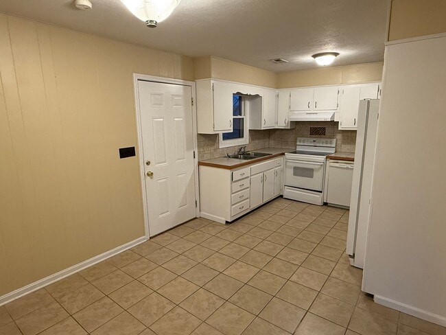 Building Photo - Updated 4BR Home with Finished Basement & Level Yard