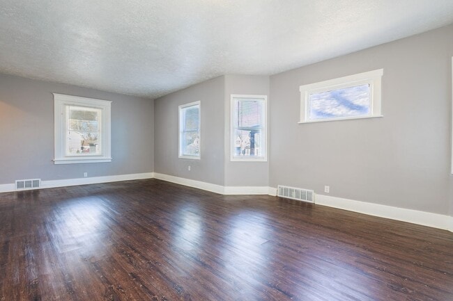 Building Photo - Spacious and Inviting 3 Bed 2 Bath House!