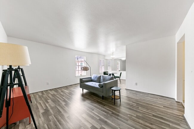 Building Photo - 361 N Post Oak Ln