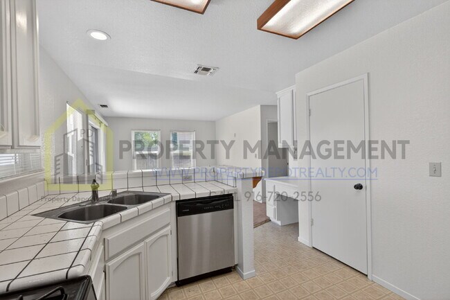 Building Photo - Spacious 3-Bedroom Retreat with 2.5 Baths in Prime Elk Grove Location
