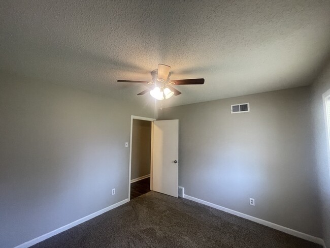 Building Photo - $500 OFF FIRST MONTH'S RENT!