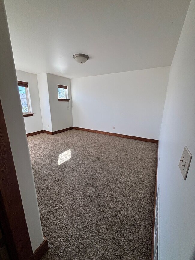 Building Photo - FIRST MONTH'S RENT 1/2 PRICE!!!