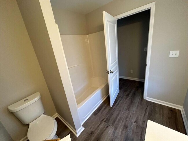 Building Photo - 118 Hidden Lake Cir