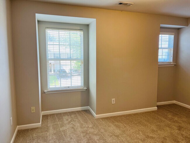 Building Photo - Prime location, lots of extra sqft, fenced...