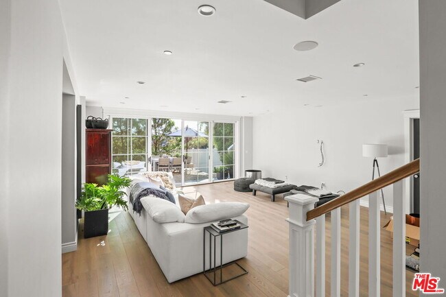 Building Photo - 832 Las Lomas Ave