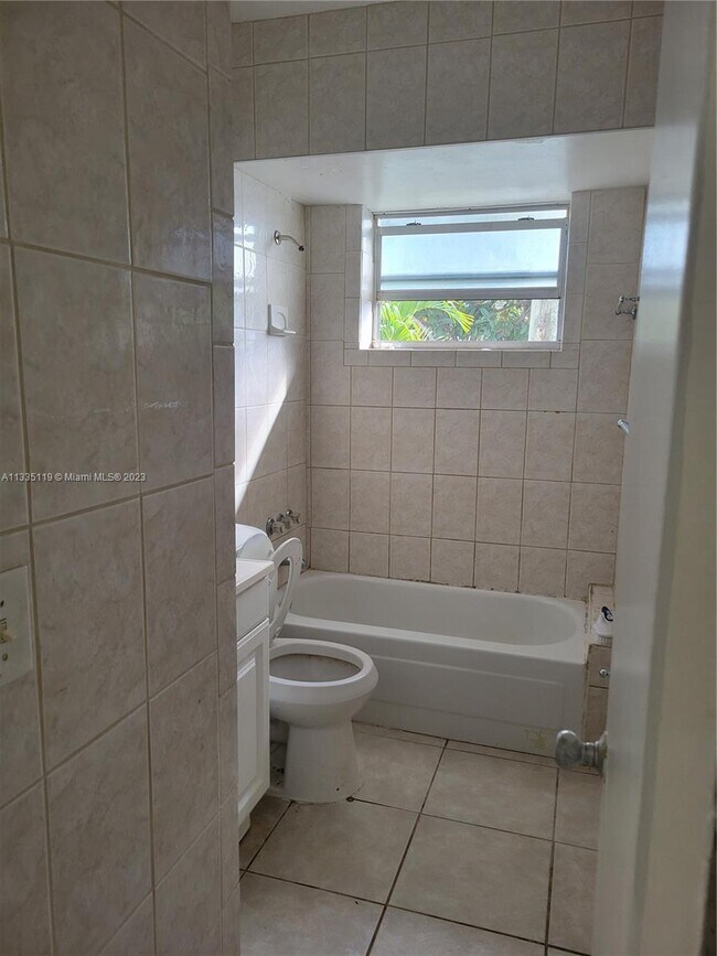 Building Photo - 914 N 16th Ct