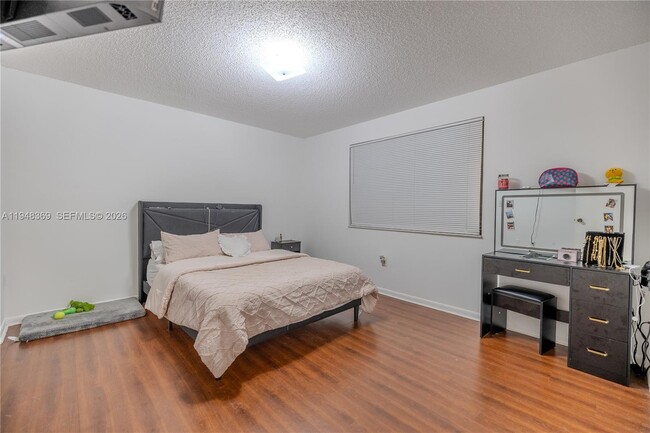 Building Photo - 8013 Lake Dr