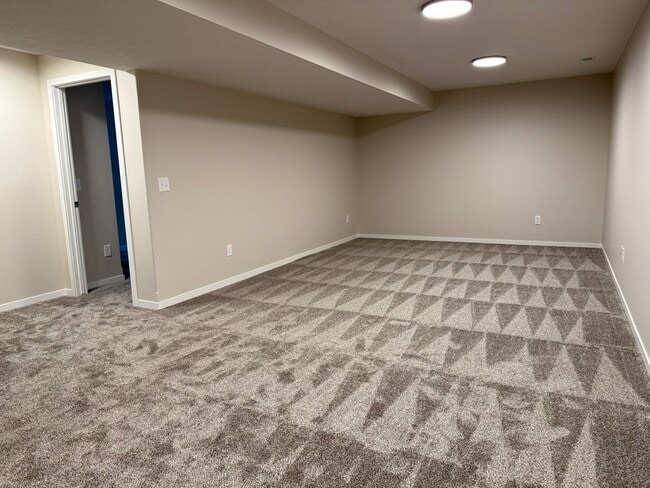 Building Photo - Brand new ranch townhome with 3 stall gara...
