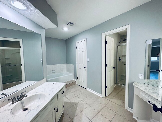 Building Photo - {10709}  Spacious Overland Park Duplex + T...