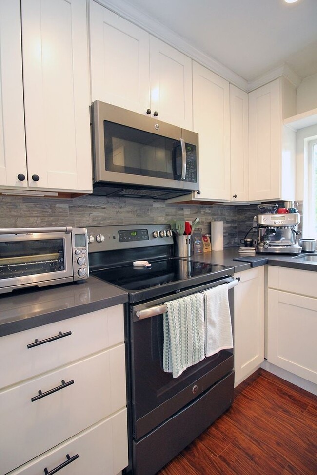 Building Photo - 9020 SE Stephens St