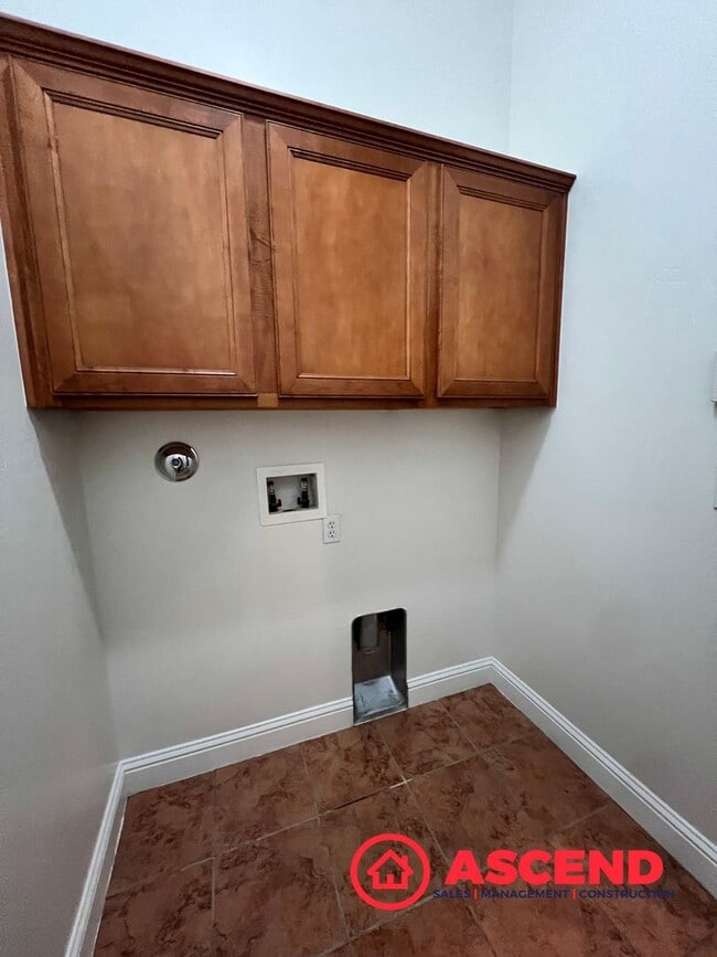 Building Photo - 4 Bed, 3 Bath Home with Modern Kitchen & Attached Garage