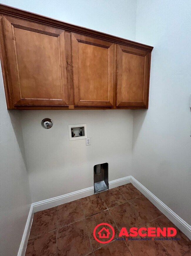 Building Photo - Move-In Special – $500 Off First Month's Rent | Spacious 4 Bed, 3 Bath Home