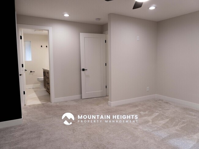 Building Photo - 8589 Kings Hill Dr