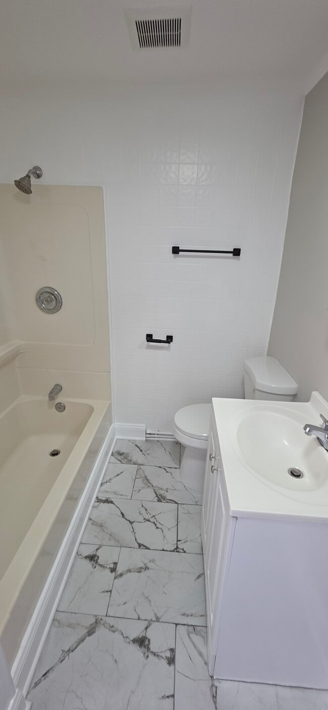 Building Photo - 116 N Port St