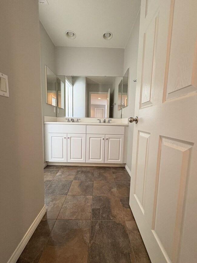Building Photo - 4 Bed 3 Bath Home for Rent in Murrieta