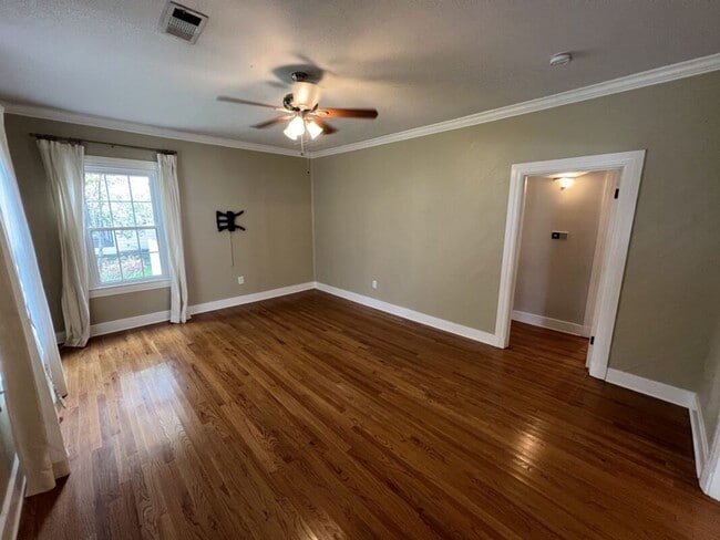 Building Photo - Charming 3 Bedroom Home Near LSU, University Lakes & Parade Routes!
