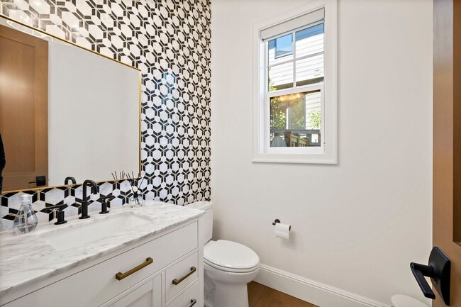 Building Photo - 4bd/4.75ba Bellevue House