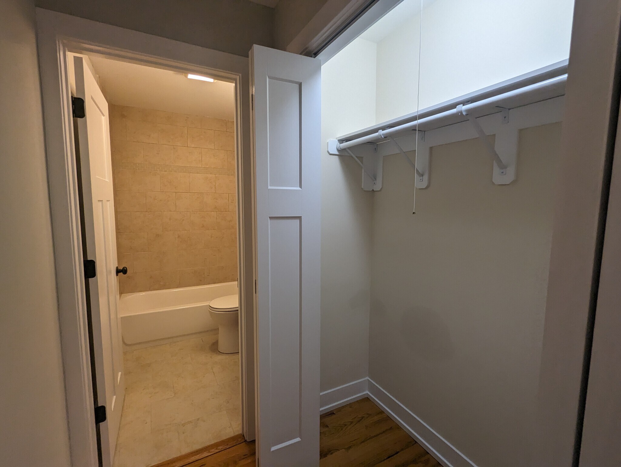 Building Photo - 510 W Briar Pl