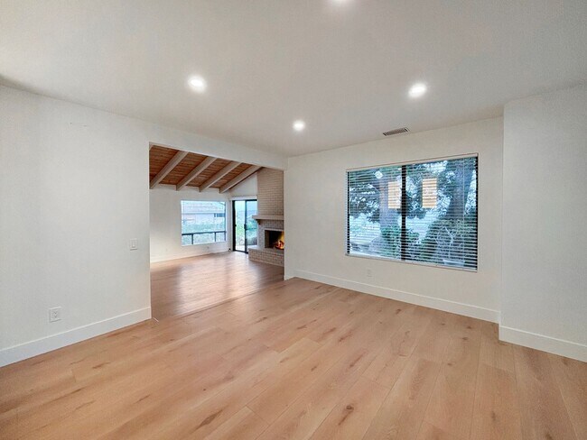 Building Photo - Beautifully Renovated 3BD/2.5BA House in L...