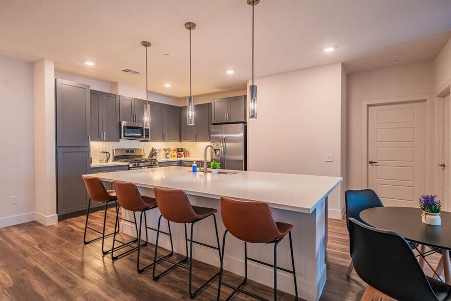 Building Photo - 15501 N Dial Blvd