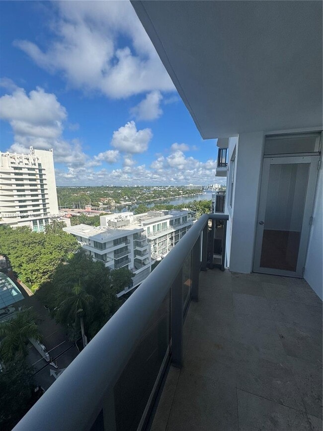 Primary Photo - 6039 Collins Ave