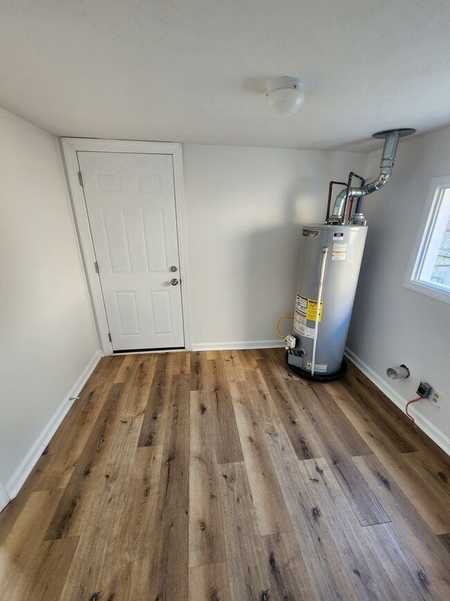 Building Photo - Bright adorable home with lots of updates ...