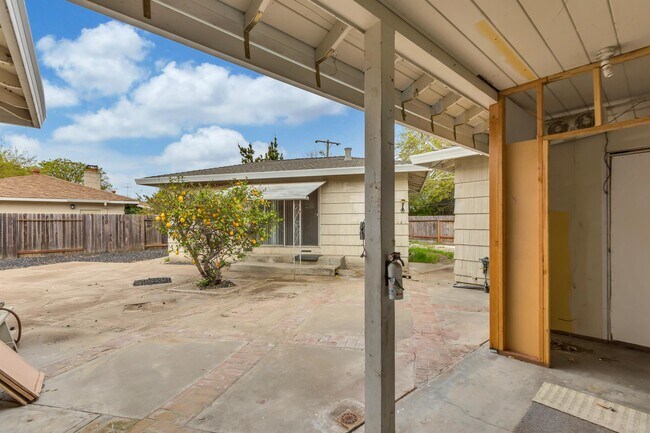 Building Photo - 1020 Seamas Ave