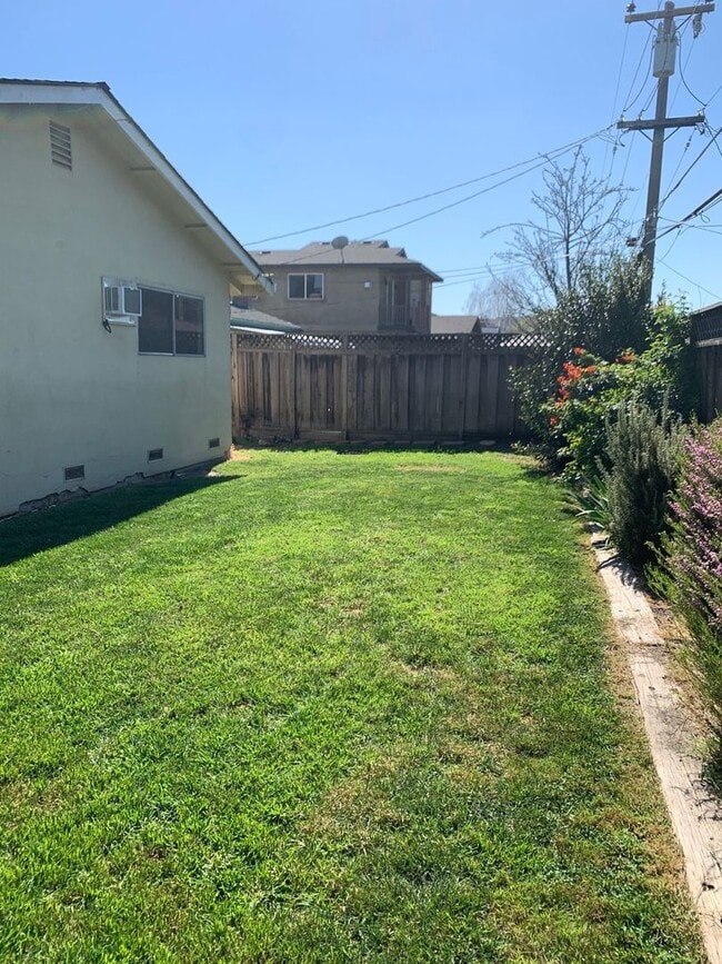 Building Photo - Excellent Value! Spacious Updated South Sa...