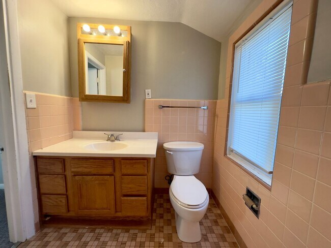 Building Photo - Beautiful 3 bedroom, 1 bath single family home with fenced yard and garage