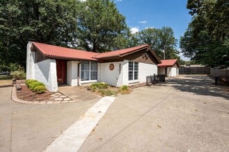 Building Photo - Clean and Spacious Duplex
