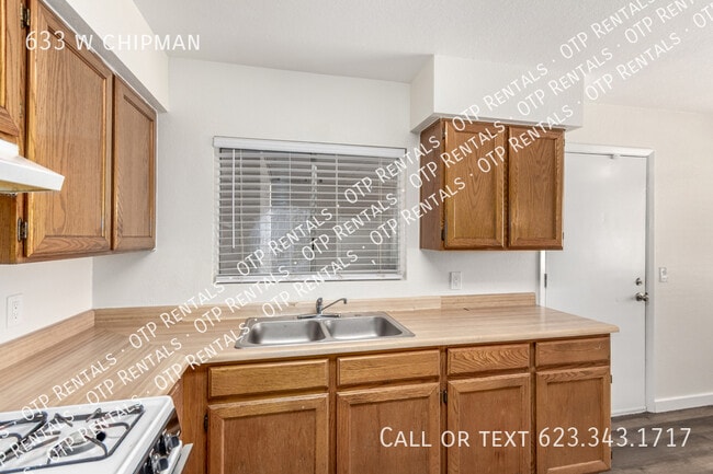 Building Photo - 633 w chipman-