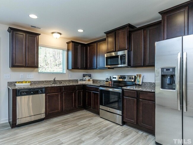 Building Photo - 882 Saratoga Dr