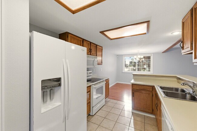 Building Photo - Charming 2BR/2.5BA Townhome in Deer Pointe Village! Beautiful Hardwood Floors Throughout Main Lev...