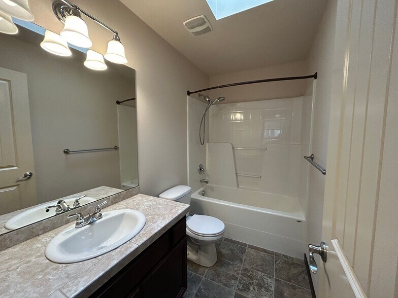 Building Photo - Beautiful 4 Bed, 3 Bath Home in Lynnwood