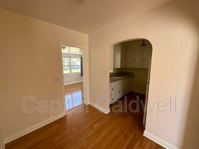 Building Photo - 18 N Meteor Ave