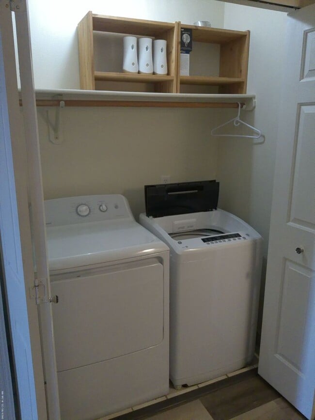 Building Photo - Beautifully designed short-term rental Or Long-Term offering comfort, style, and convenience